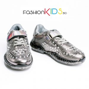 Детски спортни обувки за момиче в сребристо с блестящи камъни и атрактивна силиконова подметка.